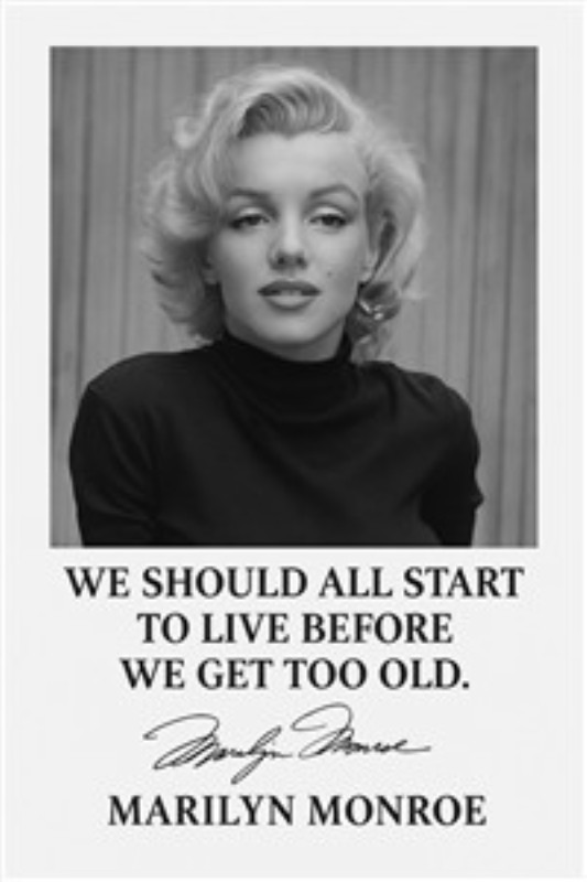 Inspirerende Marilyn Monroe Citater - Oplev magien fra Marilyn Monroe med dette ikoniske sort-hvide billede. Hendes indsigtsfulde citat minder os om vigtigheden af at leve livet fuldt ud, før tiden går sin gang.